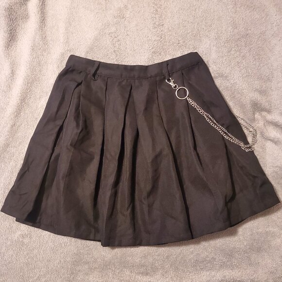 Black O-Ring Chain Pleated Skirt - Picture 10 of 10